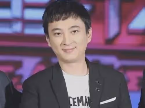 王思聰日本旅遊,仨美女相伴身材發福,頭髮凌亂像中年油膩大叔