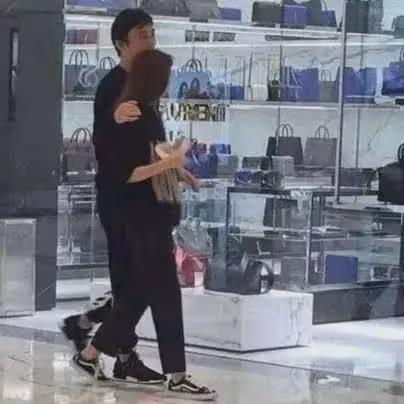 王思聰日本旅遊,仨美女相伴身材發福,頭髮凌亂像中年油膩大叔