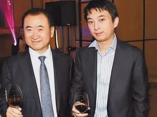 王思聰日本旅遊,仨美女相伴身材發福,頭髮凌亂像中年油膩大叔