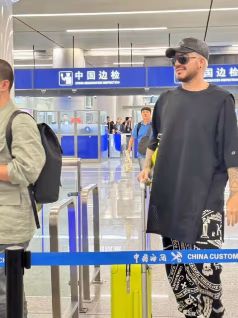 lauv被店家認成亞當，吃米粉被多放辣椒，lauv發視頻表示感謝
