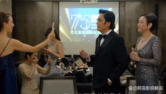 原來丘守義才是全劇最小丑之人,多年謀劃一場空,與女兒反目成仇