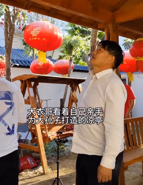 有了孫子之後,大衣哥花巨資添置家具,花錢也不心疼了