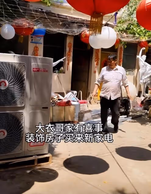 有了孫子之後,大衣哥花巨資添置家具,花錢也不心疼了