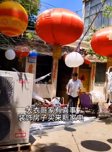 有了孫子之後,大衣哥花巨資添置家具,花錢也不心疼了