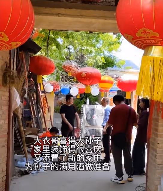 有了孫子之後,大衣哥花巨資添置家具,花錢也不心疼了