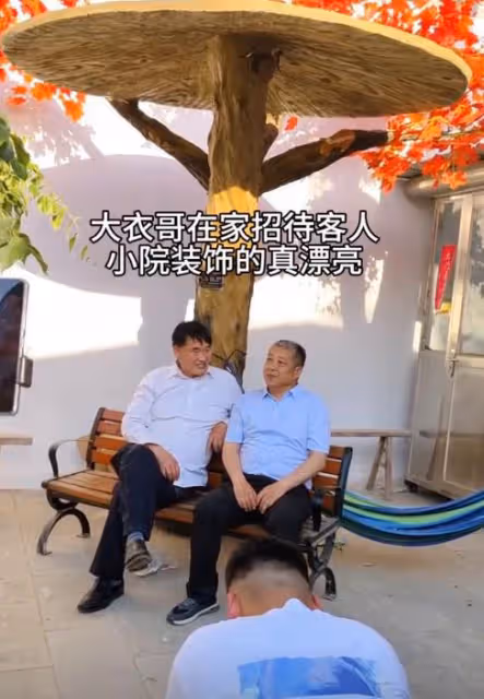 有了孫子之後,大衣哥花巨資添置家具,花錢也不心疼了