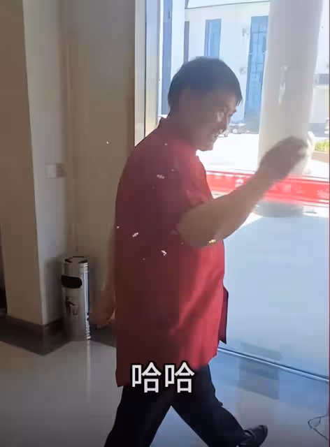 有了孫子之後,大衣哥花巨資添置家具,花錢也不心疼了