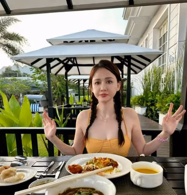 臉僵鼻子怪,嘴歪下巴尖,從金晨到柳岩,明星動臉後遺症都出來了