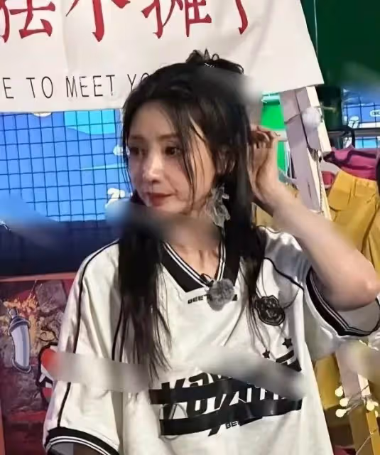 臉僵鼻子怪,嘴歪下巴尖,從金晨到柳岩,明星動臉後遺症都出來了
