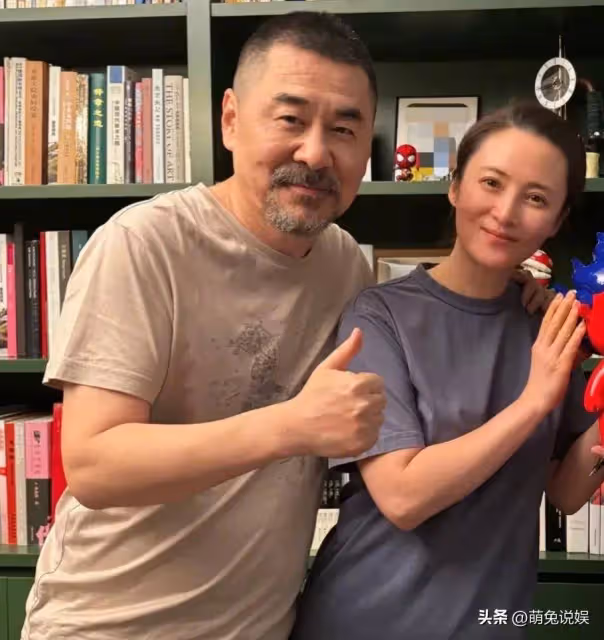 蔣勤勤撇下老公孩子,與好友新加坡遊玩,素顏出街清新自然似少女