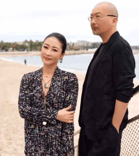 梁靜罕見秀恩愛,連曬十多張與管虎合照,海邊牽手漫步好浪漫甜蜜
