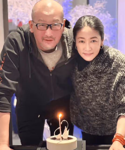 梁靜罕見秀恩愛,連曬十多張與管虎合照,海邊牽手漫步好浪漫甜蜜
