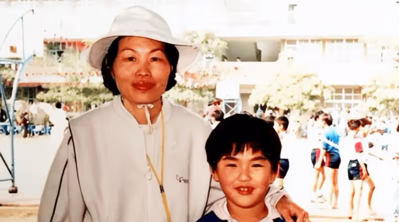 阮經天媽媽去世！3年痛失3至親，60多歲離婚靠賣泡茶養活他和弟弟