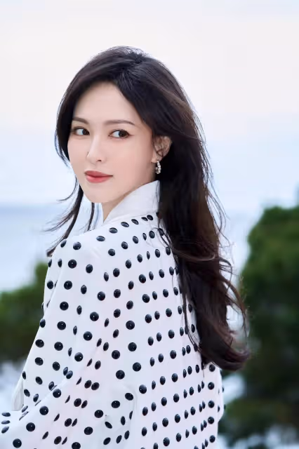 唐嫣白色西裝端莊大氣,黑色禮服霸氣外露,風格大不同
