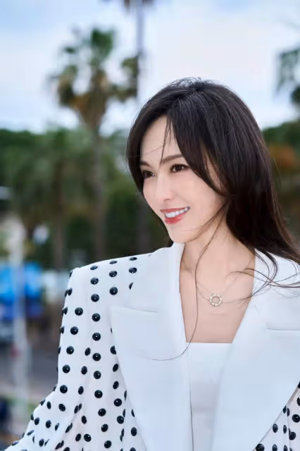 唐嫣白色西裝端莊大氣,黑色禮服霸氣外露,風格大不同
