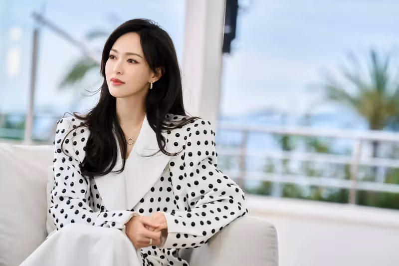 唐嫣白色西裝端莊大氣,黑色禮服霸氣外露,風格大不同