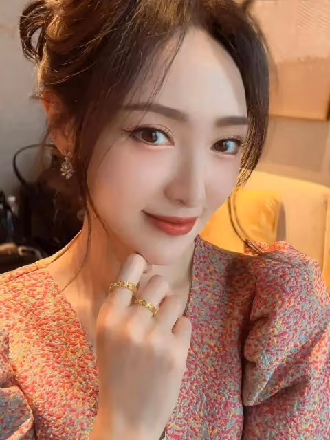 唐嫣白色西裝端莊大氣,黑色禮服霸氣外露,風格大不同