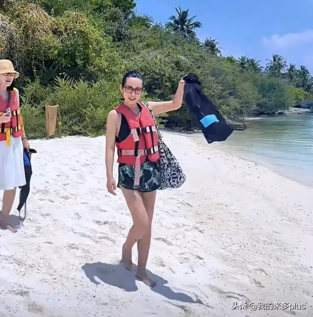 秦海璐體驗下海浮潛,45歲依然苗條有活力,素顏包著毛巾好喜感