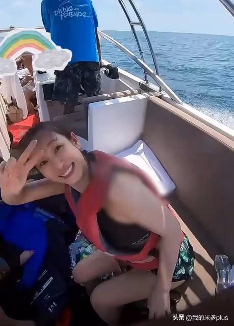 秦海璐體驗下海浮潛,45歲依然苗條有活力,素顏包著毛巾好喜感