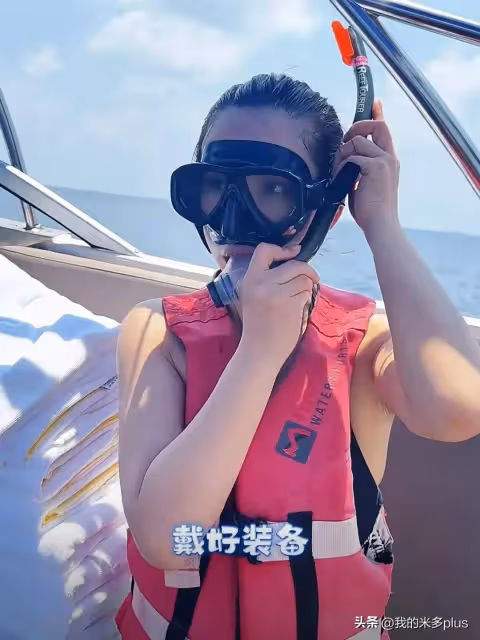 秦海璐體驗下海浮潛,45歲依然苗條有活力,素顏包著毛巾好喜感