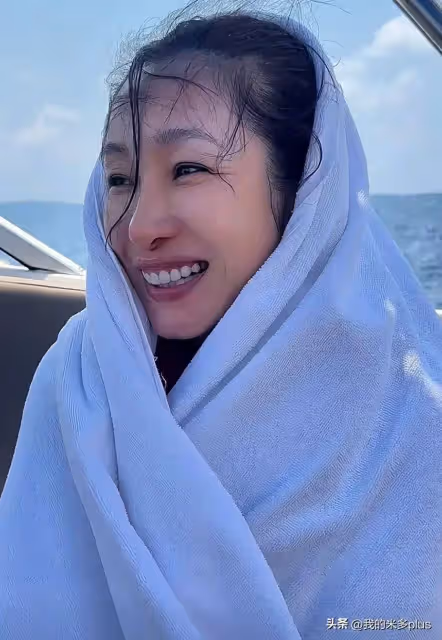 秦海璐體驗下海浮潛,45歲依然苗條有活力,素顏包著毛巾好喜感