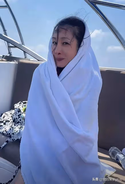 秦海璐體驗下海浮潛,45歲依然苗條有活力,素顏包著毛巾好喜感