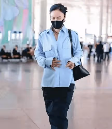 那英摔倒登上熱搜榜首。粉絲憐惜她56歲經不起一摔,還指望聽她歌那!