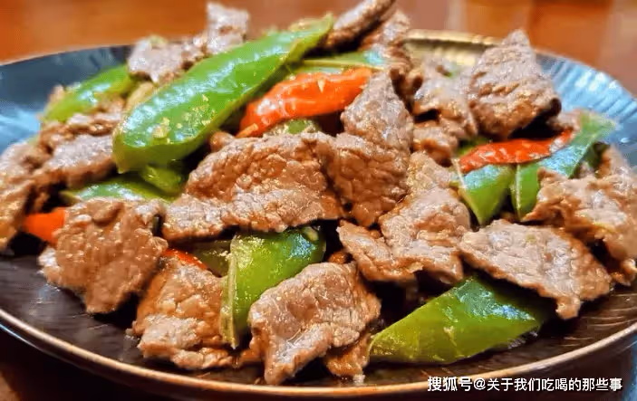 牛肉為何一炒就老？學會3招，牛肉又嫩又滑不塞牙，沒腥味