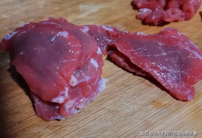 牛肉為何一炒就老？學會3招，牛肉又嫩又滑不塞牙，沒腥味