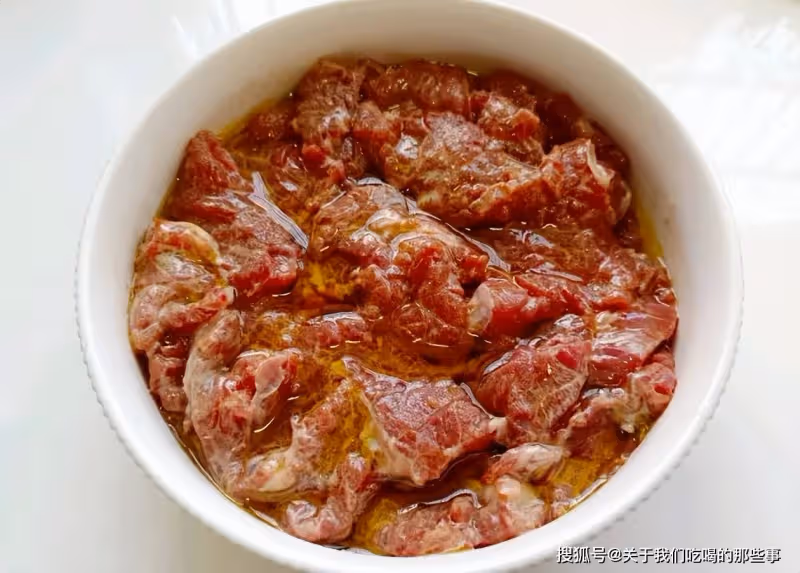 牛肉為何一炒就老？學會3招，牛肉又嫩又滑不塞牙，沒腥味