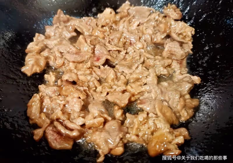 牛肉為何一炒就老？學會3招，牛肉又嫩又滑不塞牙，沒腥味