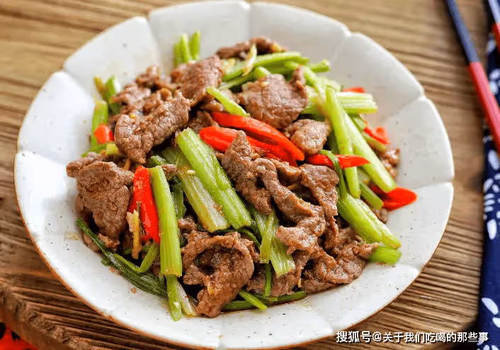 牛肉為何一炒就老？學會3招，牛肉又嫩又滑不塞牙，沒腥味
