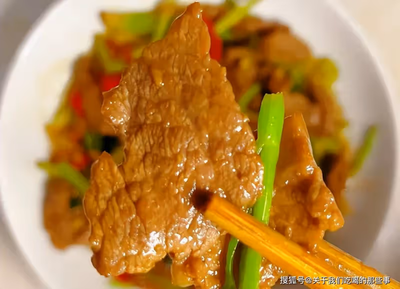 牛肉為何一炒就老？學會3招，牛肉又嫩又滑不塞牙，沒腥味