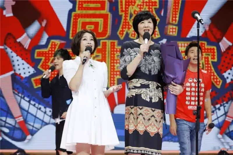 郎平認真打扮起來真美,穿印花裙與女排隊同框,61歲氣質絲毫不輸隊員