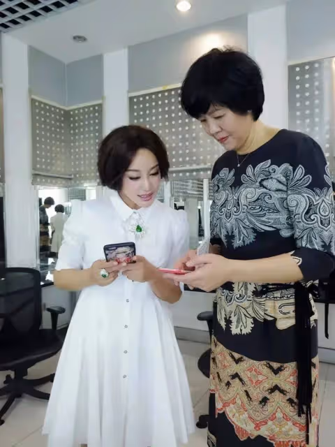 郎平認真打扮起來真美,穿印花裙與女排隊同框,61歲氣質絲毫不輸隊員
