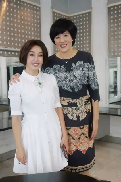郎平認真打扮起來真美,穿印花裙與女排隊同框,61歲氣質絲毫不輸隊員