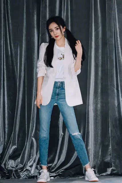 李嘉欣真當自己是不老女神,阿姨輩了還穿破洞褲扮潮,小粗腿尷尬了