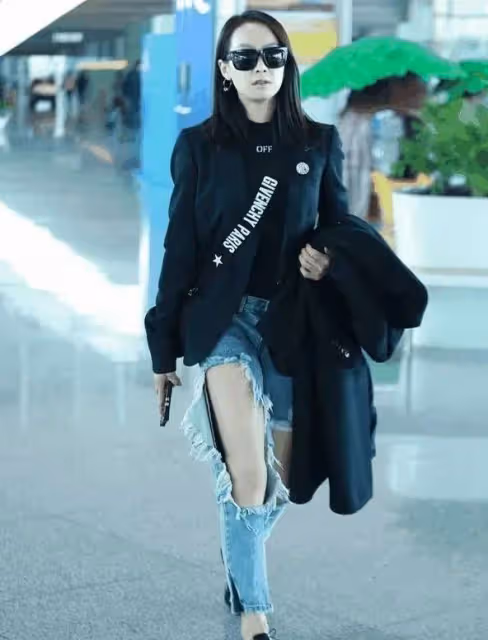 李嘉欣真當自己是不老女神,阿姨輩了還穿破洞褲扮潮,小粗腿尷尬了