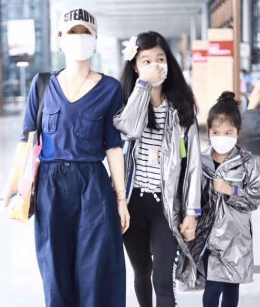 馬伊琍攜女兒走機場,打扮樸素似路人,姐妹倆打扮前衛比明星媽還時髦