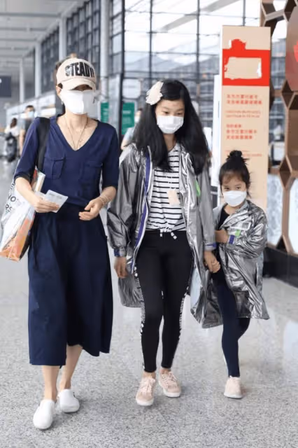 馬伊琍攜女兒走機場,打扮樸素似路人,姐妹倆打扮前衛比明星媽還時髦