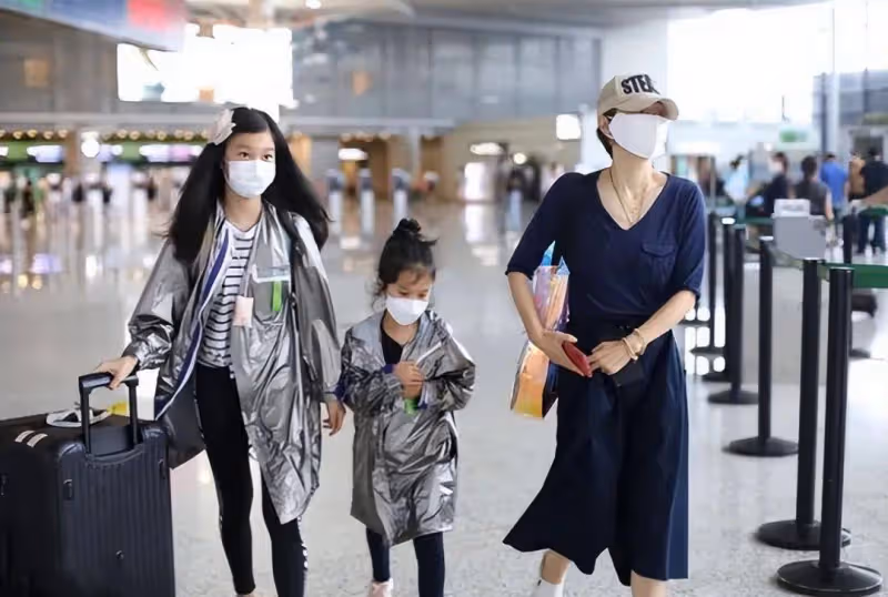 馬伊琍攜女兒走機場,打扮樸素似路人,姐妹倆打扮前衛比明星媽還時髦