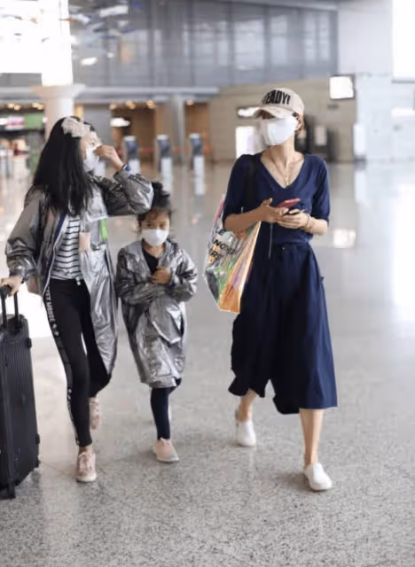 馬伊琍攜女兒走機場,打扮樸素似路人,姐妹倆打扮前衛比明星媽還時髦