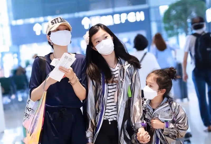 馬伊琍攜女兒走機場,打扮樸素似路人,姐妹倆打扮前衛比明星媽還時髦