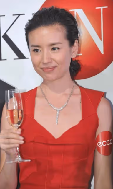 董潔的品味真難懂！紅裙配紅絲襪顯艷俗廉價不說，還黑了幾個度