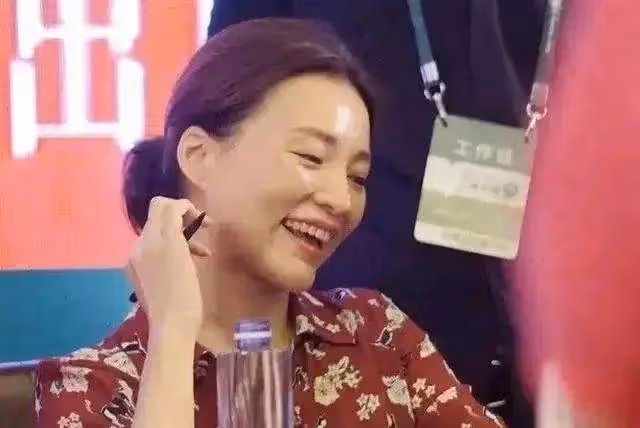 49歲董卿素顏老到認不出!頭髮凌亂與大媽無異,但身穿碎花裙溫婉有書卷氣