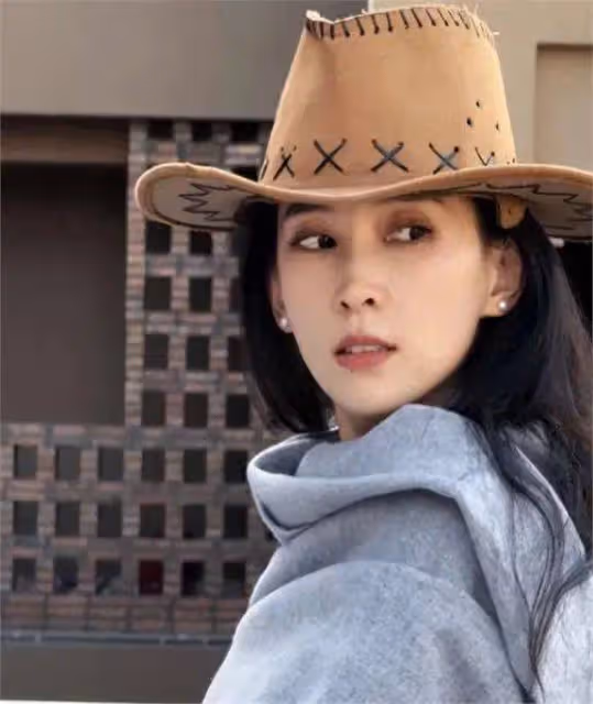 52歲汪峰四婚四離後又交第五個嫩妻,小21歲她穿的局裡局氣,老汪艷福不淺啊!