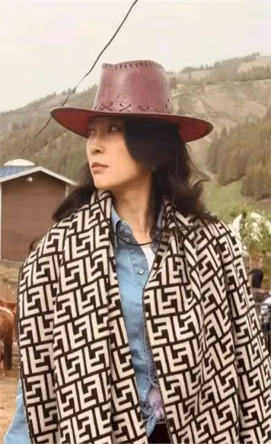 52歲汪峰四婚四離後又交第五個嫩妻,小21歲她穿的局裡局氣,老汪艷福不淺啊!