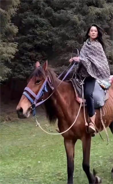 52歲汪峰四婚四離後又交第五個嫩妻,小21歲她穿的局裡局氣,老汪艷福不淺啊!