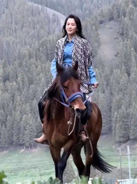 52歲汪峰四婚四離後又交第五個嫩妻,小21歲她穿的局裡局氣,老汪艷福不淺啊!