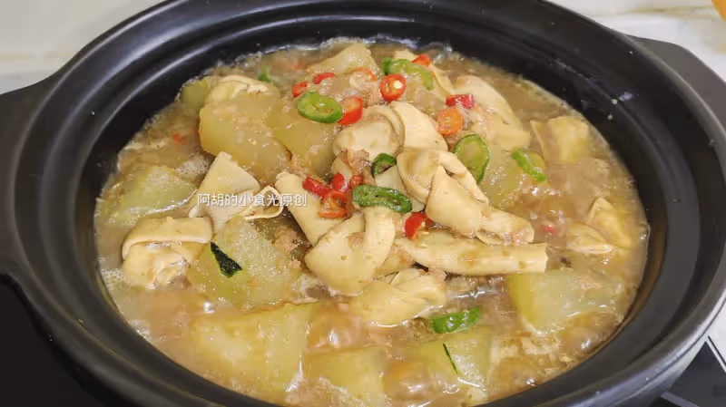 苦瓜黃瓜先靠邊站,夏天這菜趁早吃!三種食材燜一鍋,祛濕大好處、特入味